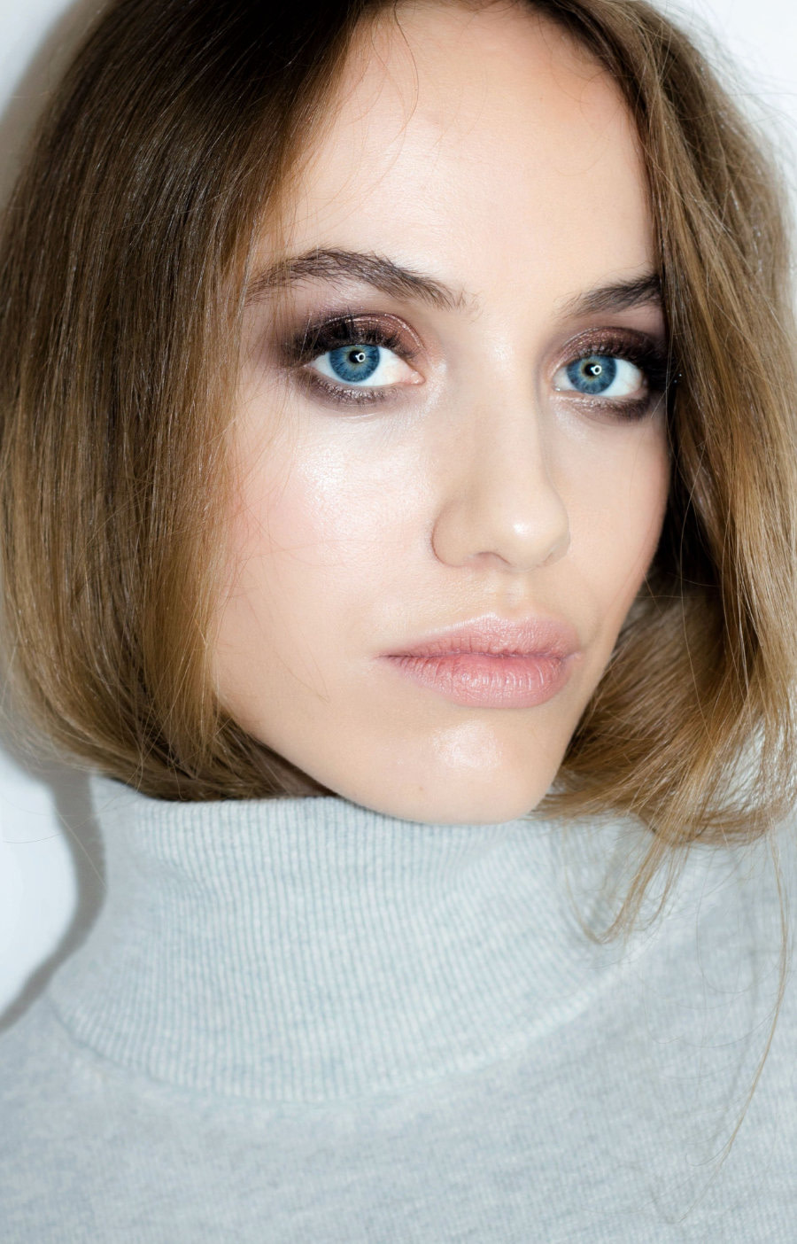 Organiczny makijaż na jesień 2019. Trendy w makijażu. Smokey eyes na modelce Clarze Murawskiej, wykonany kosmetykami ILIA Beauty i RMS Beauty. Dostępne w butiku Beauty Rebel.